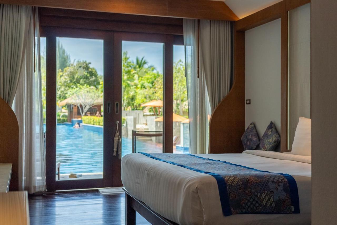 Deluxe Pool Access