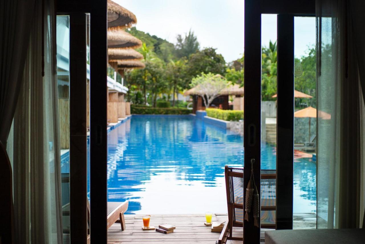 Deluxe Pool Access