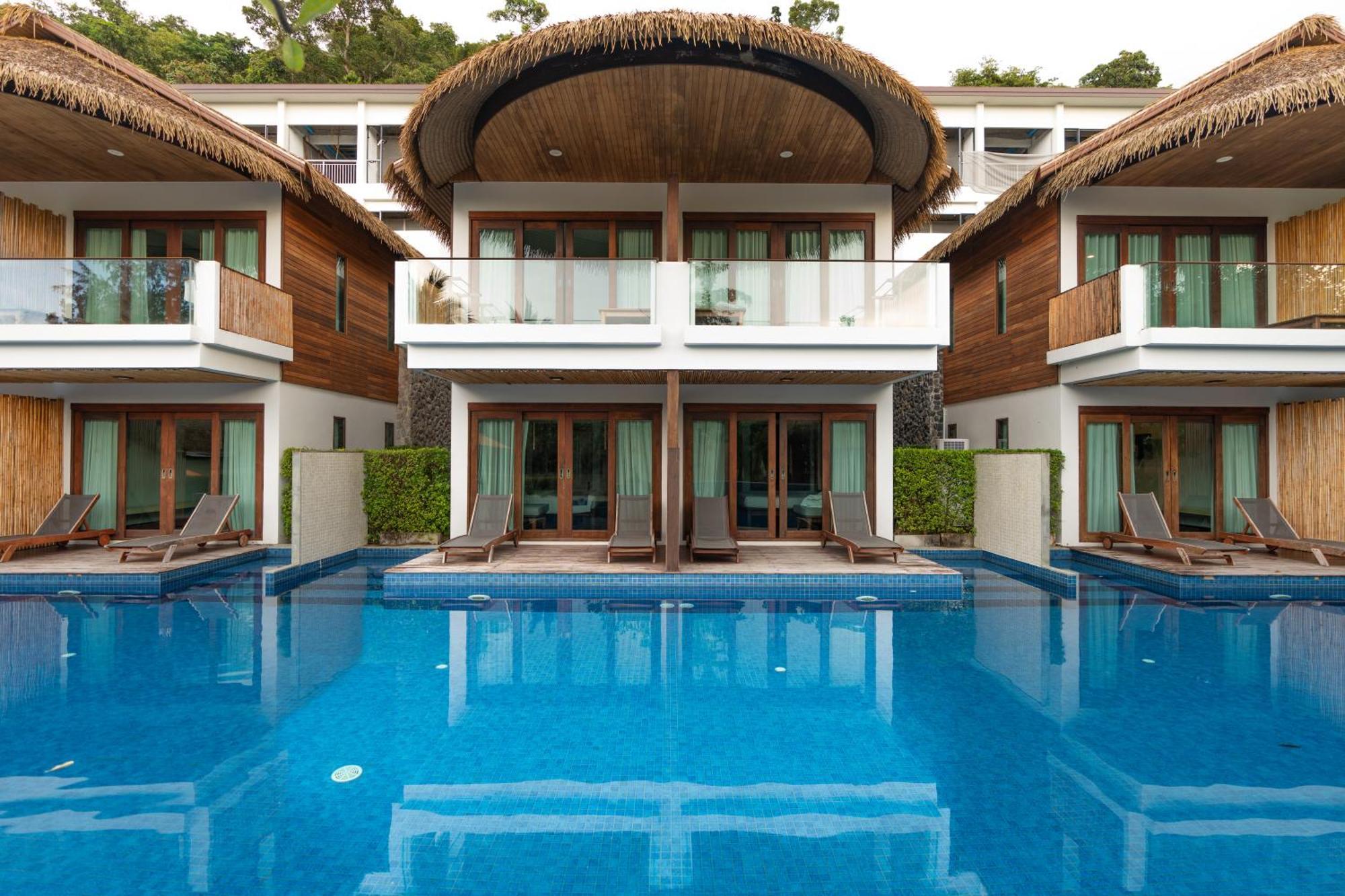 Deluxe Pool Access
