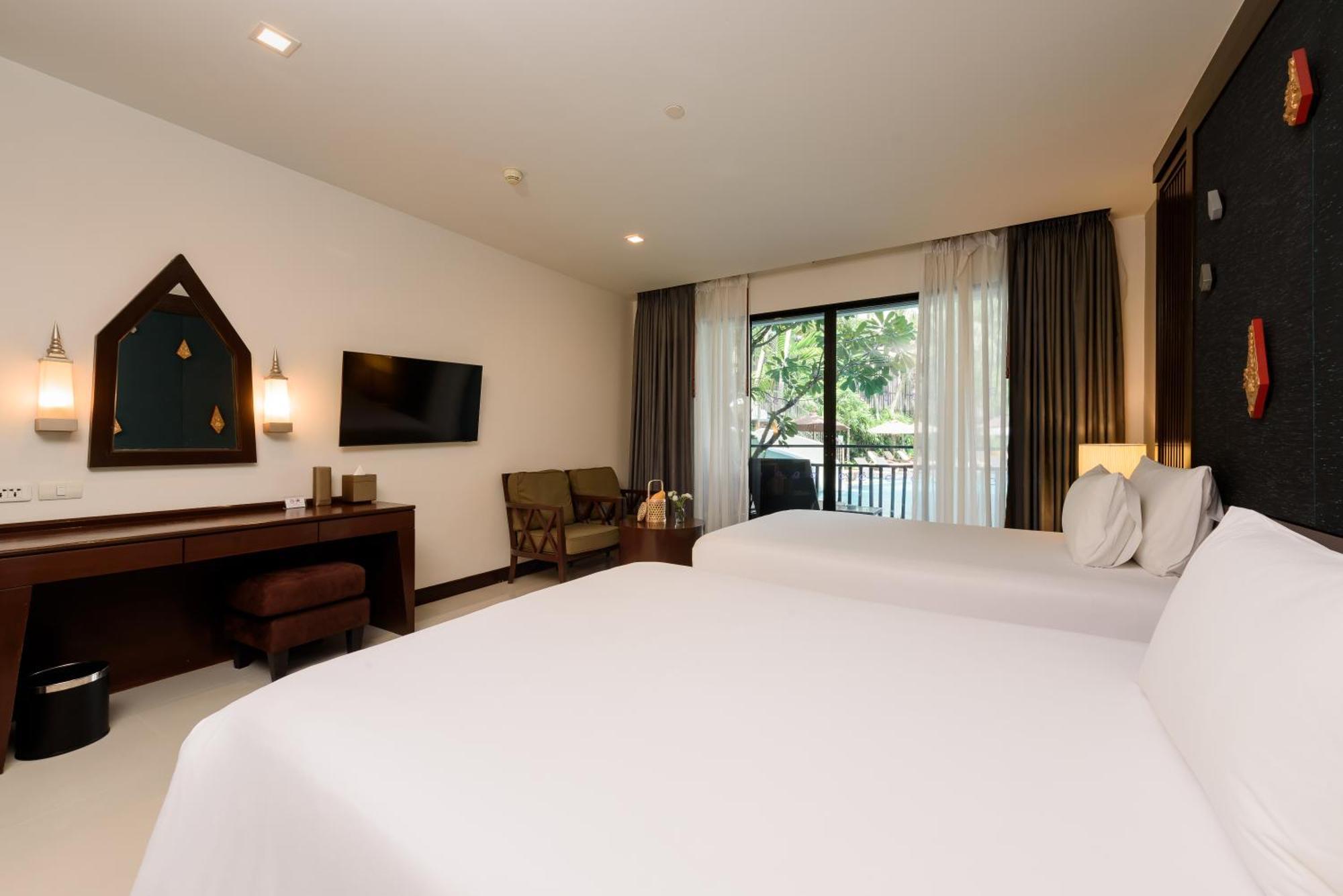 Chambre Lit Queen-Size - Vue sur Piscine